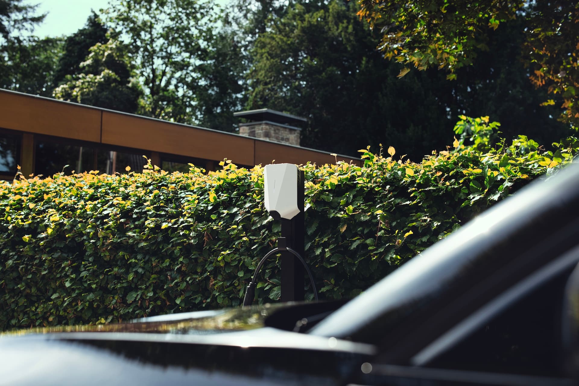Witte lader voor elektrische auto's op een oprit