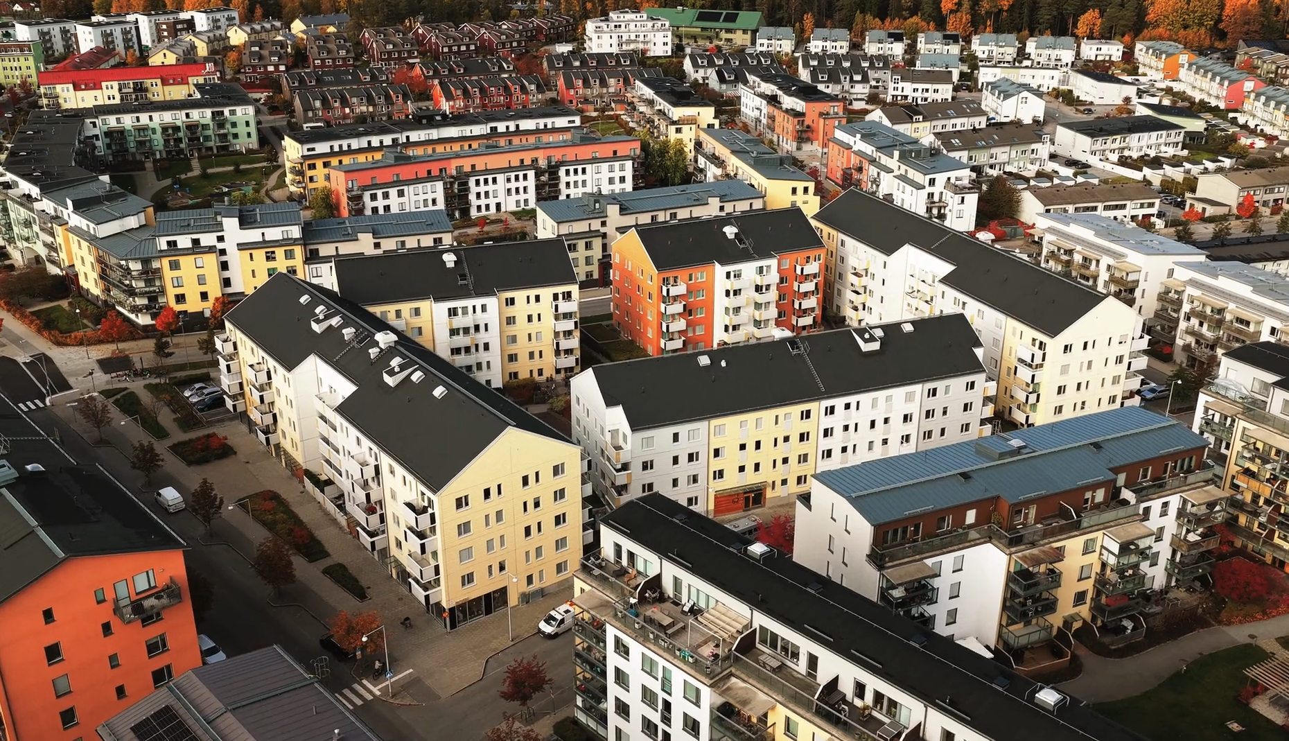 In samenwerking met Chargebuddy heeft Easee 42 laadpalen bij een Zweedse woningscorporatie geïnstalleerd.